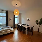 90 M2 Spacious Apartment With Free Parking