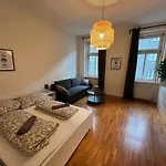 90 M2 Spacious Apartment With Free Parking