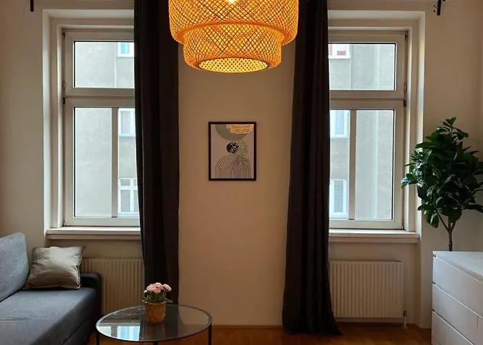 90 M2 Spacious Apartment With Free Parking
