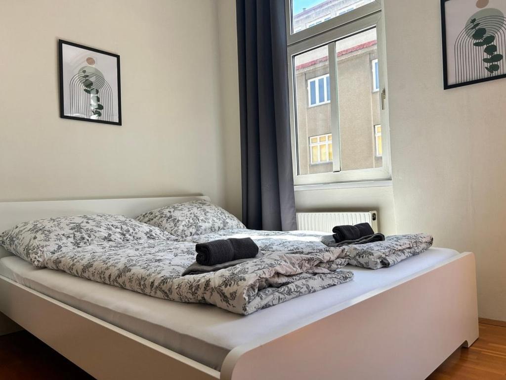 90 M2 Spacious With Free Parking Apartment *