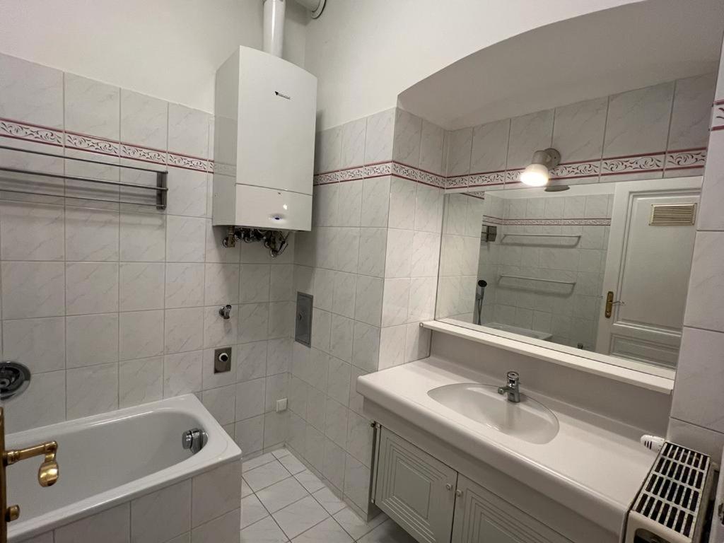90 M2 Spacious With Free Parking