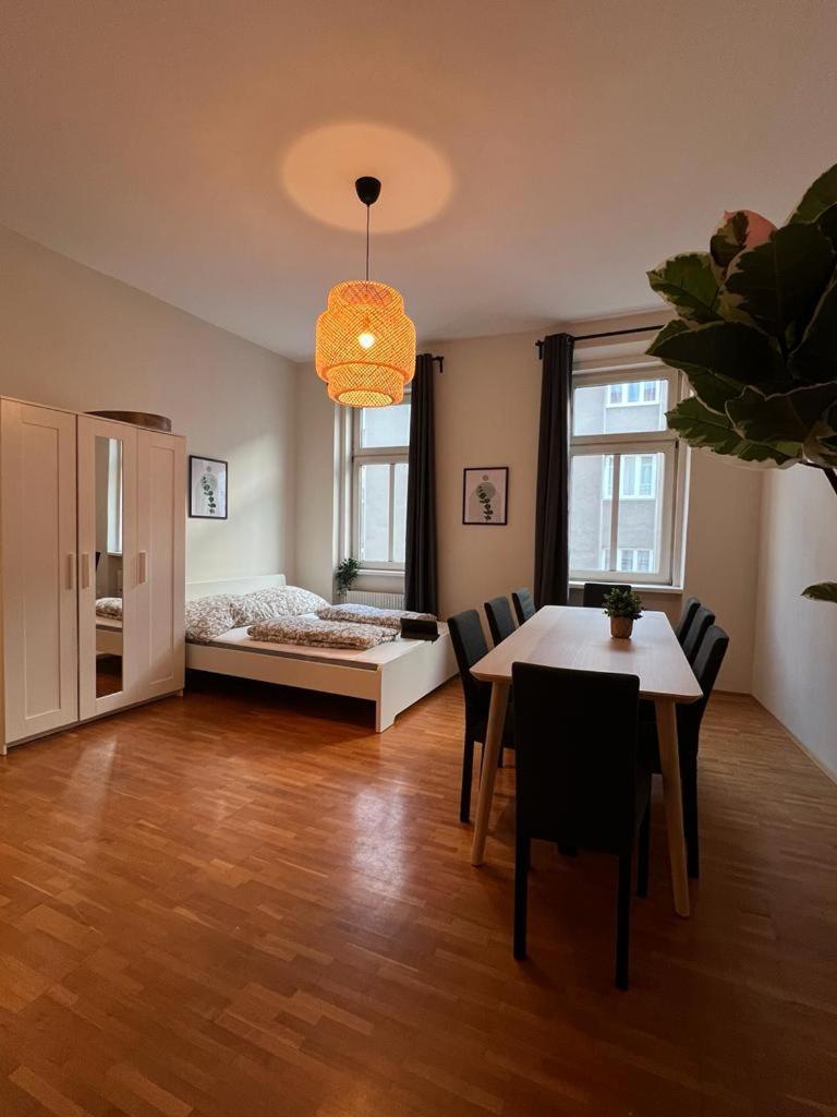 90 M2 Spacious With Free Parking Apartment Wien