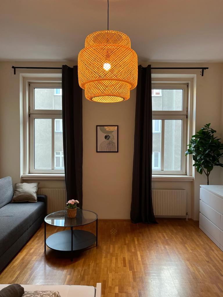 90 M2 Spacious With Free Parking Apartment Wien