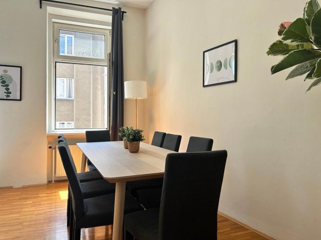 90 M2 Spacious With Free Parking Apartment Wien